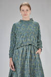 wide hip-length top in polyester froissé with foliage pattern - SHU MORIYAMA 