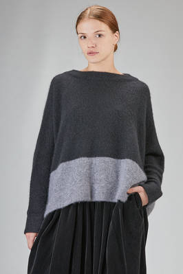 wide sweater, hip-lenght, in bicolor cashmere and silk knit  - 384