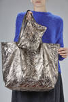 borsa a sacca di medie dimensioni in nappa morbida, plissettata e metallizzata di agnello - NUMERO 10 
